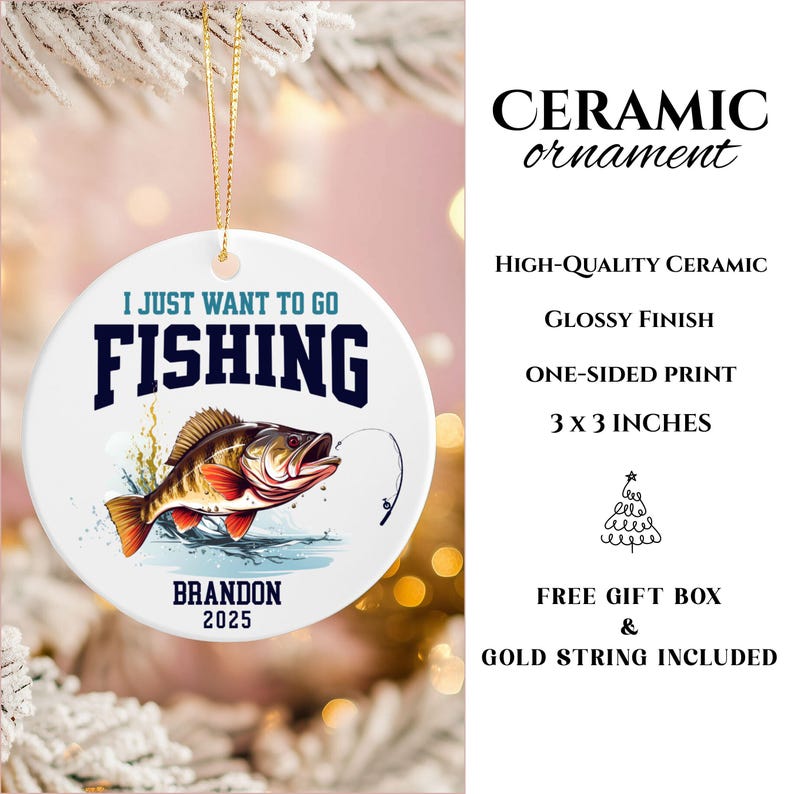 Peut inclure: Ornement en c&eacute;ramique blanche avec une finition brillante, repr&eacute;sentant une illustration color&eacute;e d'un poisson sautant hors de l'eau avec le texte "I JUST WANT TO GO FISHING". L'ornement mesure 7,6 x 7,6 cm et comprend une ficelle dor&eacute;e.