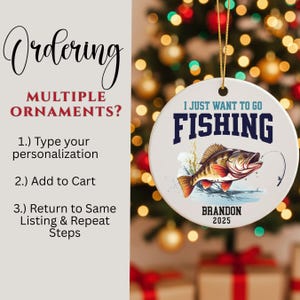 Peut inclure: Ornement de No&euml;l rond en c&eacute;ramique blanche avec un th&egrave;me de p&ecirc;che. Il pr&eacute;sente une illustration de poisson et le texte "I JUST WANT TO GO FISHING", avec le nom "BRANDON" et l'ann&eacute;e "2025". L'ornement est suspendu &agrave; une ficelle dor&eacute;e.