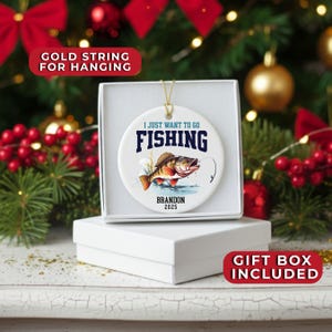 Peut inclure: Ornement de No&euml;l en c&eacute;ramique blanche avec le texte &laquo; I JUST WANT TO GO FISHING &raquo; et une illustration de poisson. L'ornement est dans un coffret cadeau blanc. Une ficelle dor&eacute;e est attach&eacute;e pour l'accrocher.