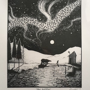 Puede incluir: Ilustración en blanco y negro de un paisaje nevado con un oso, una pequeña cabaña y una persona caminando hacia ella. El cielo está lleno de estrellas y una aurora boreal giratoria. El texto "The Witcher" está escrito en la parte inferior de la imagen.