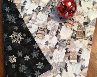 Reversible Gnome Christmas Table Runner: Snowflake Pattern