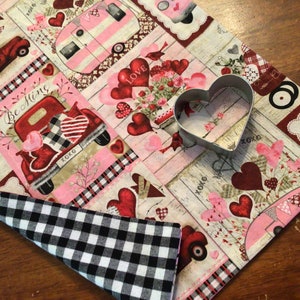 Camino de mesa de San Valentín reversible, camino de mesa rústico para San Valentín, camino de mesa con forma de corazón, decoración de San Valentín, decoración moderna para el día de San Valentín