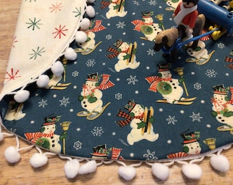 Vintage Snowman Christmas Tree Skirt: Nostalgic Tabletop Decor