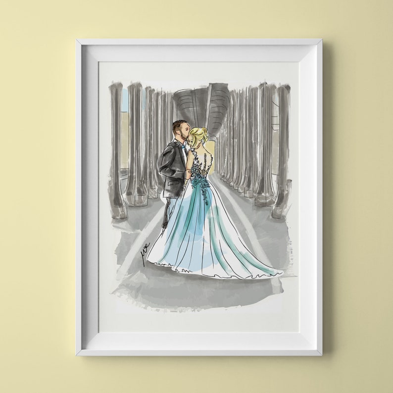 K&ouml;nnte beinhalten: Eine Aquarell-Illustration eines Paares in Hochzeitskleidung, das unter einem grauen Torbogen steht. Die Braut tr&auml;gt ein hellblaues Kleid mit Blumenmuster und der Br&auml;utigam tr&auml;gt einen dunklen Anzug.