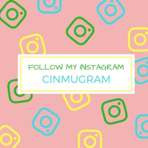 K&ouml;nnte beinhalten: Ein rosa Hintergrund mit einem sich wiederholenden Muster aus bunten Instagram-Kamera-Symbolen. Der Text "FOLLOW MY INSTAGRAM CINMUGRAM" befindet sich in der Mitte des Bildes.