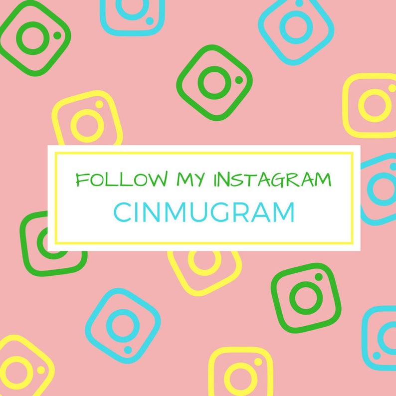 K&ouml;nnte beinhalten: Ein rosa Hintergrund mit einem sich wiederholenden Muster aus bunten Instagram-Kamera-Symbolen. Der Text "FOLLOW MY INSTAGRAM CINMUGRAM" befindet sich in der Mitte des Bildes.
