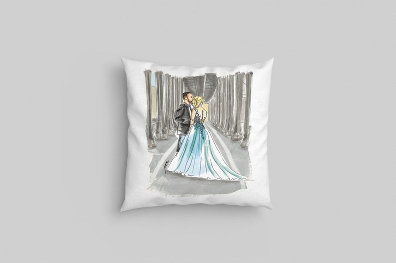 K&ouml;nnte beinhalten: Eine Aquarell-Illustration eines Paares in einem Hochzeitskleid und Anzug, das unter einem wei&szlig;en Torbogen steht. Die Braut tr&auml;gt ein hellblaues Kleid mit gr&uuml;nem Blumendesign. Der Br&auml;utigam tr&auml;gt einen schwarzen Anzug und ein wei&szlig;es Hemd. Der Hintergrund ist ein grauer Aquarell-Wasch.