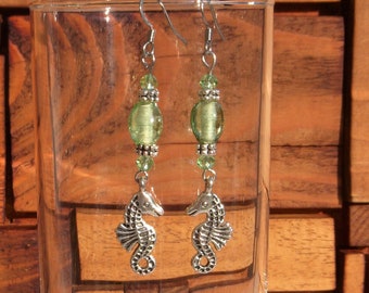 Boucles d'oreilles en perles de verre indiennes avec breloque hippocampe I Boucle d'oreille originale I Cadeau femme été