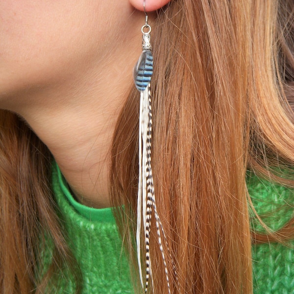 Boucle d'oreille unique longue en plume de coq grizzly et autres oiseaux, ton blanc bleu . Cadeau femme original, cadeau anniversaire Noël.