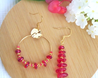 Asymmetrical "Paloma" earrings made of irregular red glass beads and small gold-plated pearls. A delicate and chic women's gift.