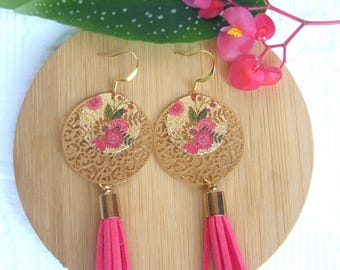 "Ludivine" earrings. Filigree print with pink flower and pompom motif. Gold-plated hooks. Delicate and chic women's gift.