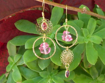 Asymmetrical "Lucile" earrings made of irregular glass beads, 2 colors to choose from: blue or pink. Delicate women's gift.