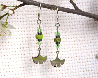 Dangling earrings in green imperial jasper and ginkgo biloba leaf. Earring in natural stone and stainless steel.