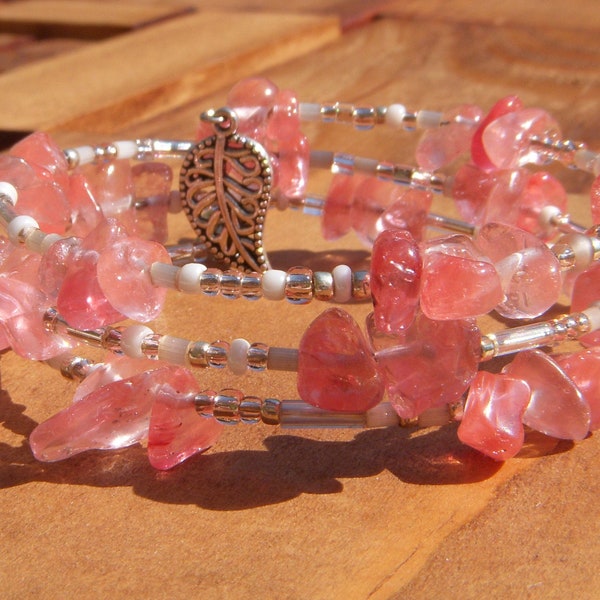 Bracelet en pierre . Bracelet 3 tours à mémoire de forme en quartz cerise . Bracelet femme rose . Cadeau femme , amie , soeur , mère.