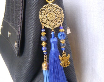 Bag jewelry I key ring in lapis lazuli pearl, glass and ceramic I Handmade bag jewelry with pompom I Original mistress gift