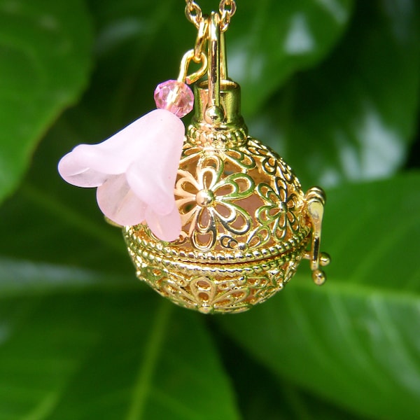 Bola de grossesse délicatement ciselée, cadeau femme enceinte, perle en quartz rose, chaine en acier inoxydable. Fleur blanche or rose