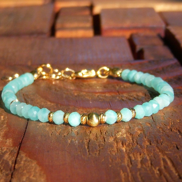 Bracelet fin en AMAZONITE , bracelet en pierre pour femme bleu avec perles plaquées or 18 k. Cadeau femme Anniversaire.