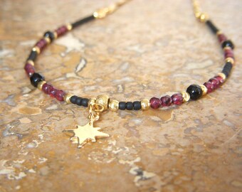 Fine women's choker necklace in garnet, onyx and small glass beads and 18k gold plated 18k gold plated star pendant.