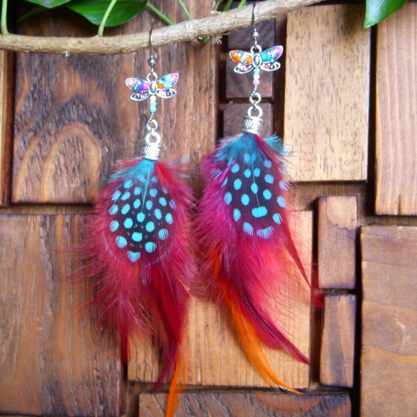 Boucles d'oreilles en plume longues multicolore . Boucle d'oreille originale en plumes naturelles. Boucle d'oreille boho chic .