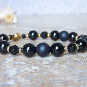 Pulsera de mujer en Ónix brillante y mate, pulsera en cuentas de acero dorado y piedras naturales de 8mm.