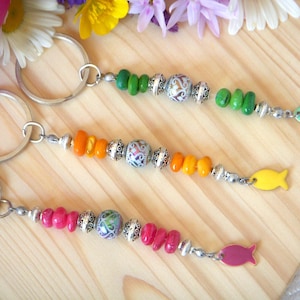 Porte clef en perle de coquillage coloré. Cadeau original pour femme. Porte clef / bijoux de sac / bijoux de voiture. 3 couleur au choix.