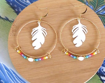 "Paloma" hoop earrings in glass beads with a white feather pendant. Original boho chic earrings.
