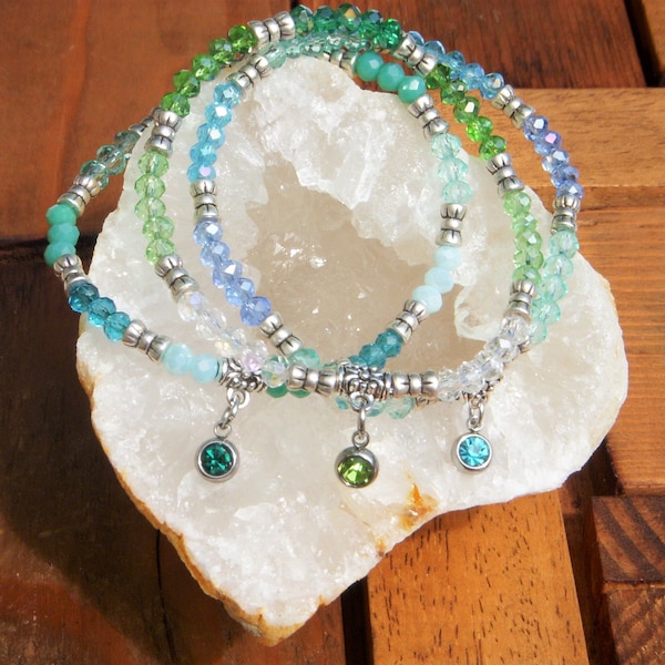 Lot de 3 bracelets lumineux en perles de verre à facettes bleu/ vert multicolore. breloques en verre assorties . cadeau femme