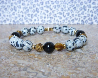 Women's bracelet in Onyx, Tiger's Eye and Dalmatian Jasper and golden stainless steel beads. 8mm beads. Trendy women's gift.