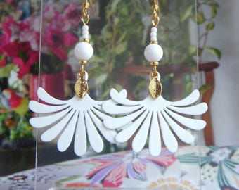 "Flora" earrings made of natural stone. Original gold earrings. 3 colors to choose from.