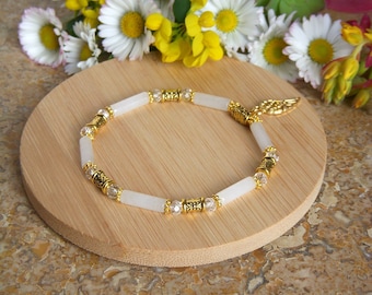 Women's bracelet in white jade. Bracelet made of natural stone and Tibetan beads. 2 choices; silver or gold. Trendy minimalist bracelet.