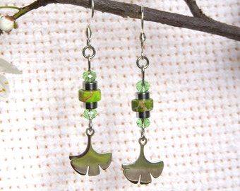 Dangling earrings in green imperial jasper and ginkgo biloba leaf. Earring in natural stone and stainless steel.