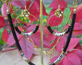 Fine gold necklace for women in natural heishi stone of Dalmatian Jasper and Onyx. Minimalist necklace. Original Christmas gift for women.