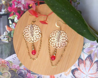 Dangle earrings with a print and fine chain, a fuchsia pink tinted agate bead. Original earrings in oriental style.
