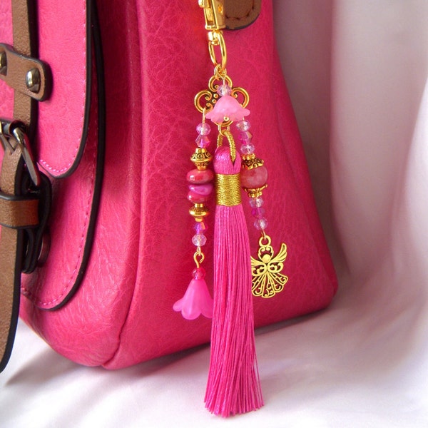 Bijoux de sac  Porte clef I Bijoux de voiture I fuchsia avec pompon et breloques fleur et ange I Perles de coquillage et rhodochrosite.