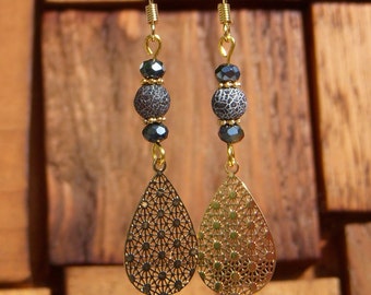 Pair of women's earrings with cracked black agate pearl and finely openwork stainless steel drop tassel. Women's gift