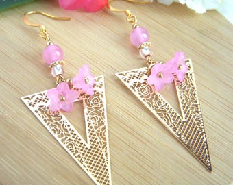 "Romane" earrings in powder pink agate, fine flowers and filigree triangle print. Original women's gift.