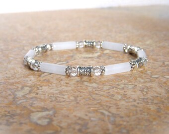 White Jade women's bracelet. Bracelet in natural stone and Tibetan beads. 2 choices; silver or gold. Trendy minimalist bracelet.