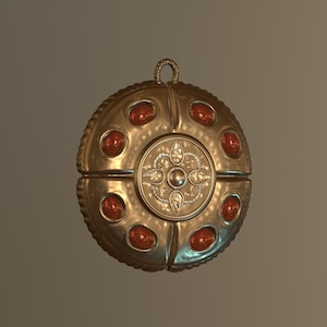 Puede incluir: Un colgante dorado con un diseño circular. El colgante presenta ocho piedras rojas de forma ovalada y un emblema central plateado con un patrón en forma de cruz. Un lazo en la parte superior para colgar.