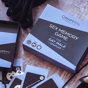 Regalo gay per San Valentino. Posizioni sessuali gay in un gioco da tavolo sul sesso