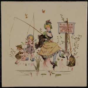 Puede incluir: Azulejo de cerámica cuadrado con una ilustración caprichosa de una mujer y dos niños pescando. La mujer lleva una chaqueta verde y una falda amarilla. Un letrero dice "IL EST EXPRESSEMENT DEFENDU DE PECHER".