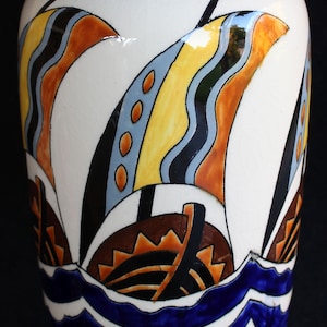 Catteau Faience Art Deco vaas met meerkleurig decor van gestileerde zeilboten