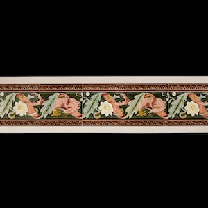 Puede incluir: Una fila de cuatro azulejos de cerámica con un patrón repetido de peces rosas nadando a través de hojas verdes y flores blancas. Los azulejos tienen un borde marrón con un patrón decorativo.