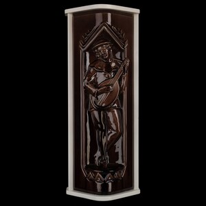 Könnte beinhalten: Eine braune Keramikfliese mit einem Relief einer Person, die Laute spielt. Die Fliese ist weiß gerahmt und hat einen dekorativen Rand.