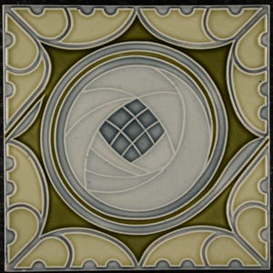 Puede incluir: Azulejo cerámico cuadrado con diseño geométrico. El centro presenta un patrón en espiral azul claro y blanco dentro de un círculo, rodeado por un borde gris y verde. Las esquinas tienen un diseño festoneado de color crema.