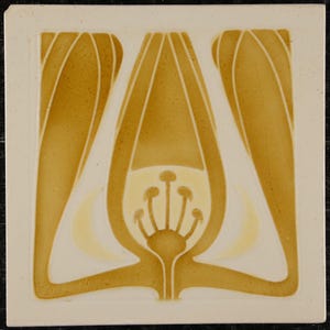 Può includere: Piastrella quadrata in ceramica con un motivo floreale nei toni del beige e crema. Il motivo centrale è un fiore stilizzato con grandi petali allungati su ogni lato. La piastrella ha una finitura lucida e uno sfondo color crema, circa 15 cm x 15 cm.
