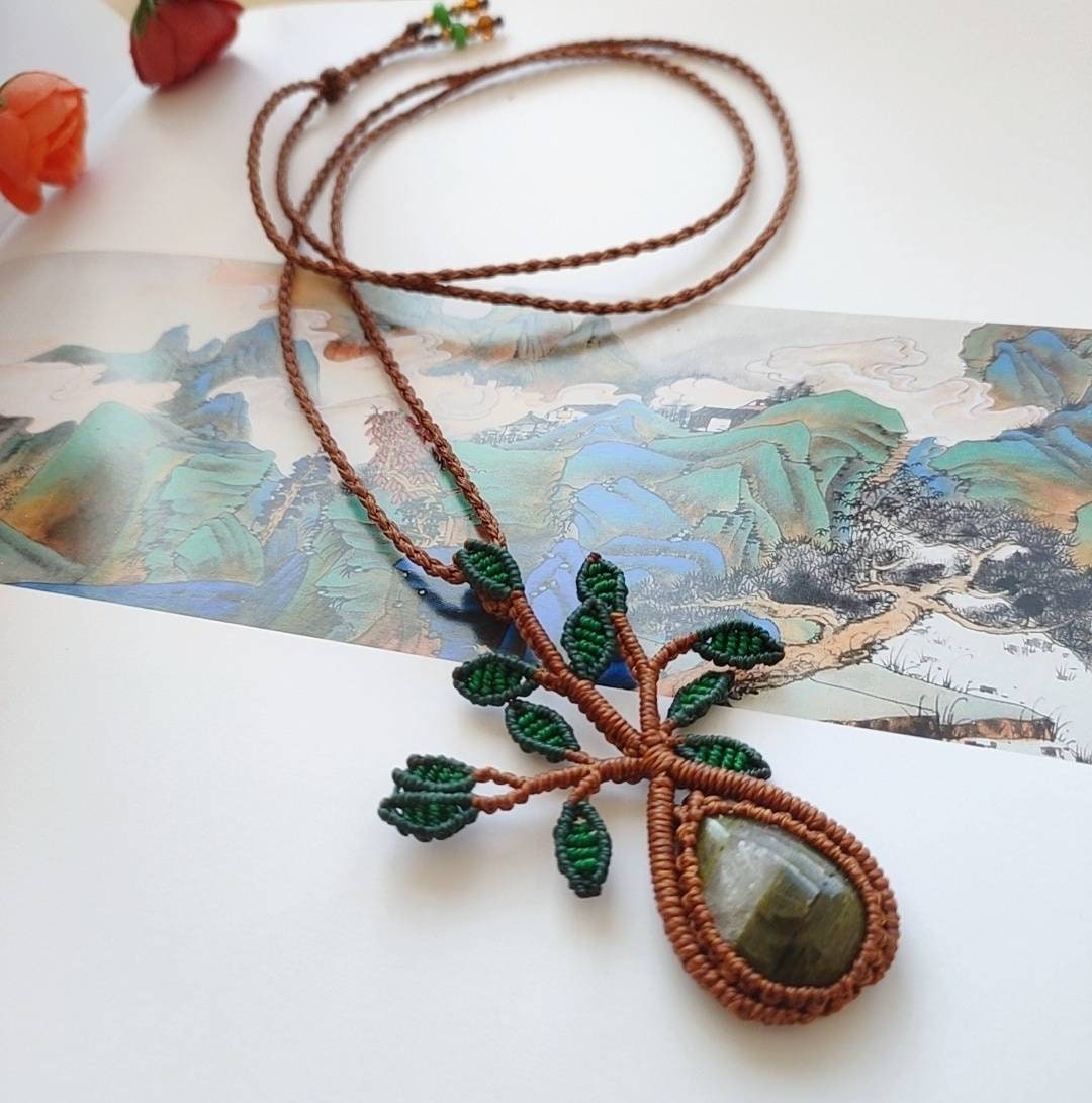 手作りのマクラメ生命の樹ネックレス（宝石付き） - ユニークな職人の