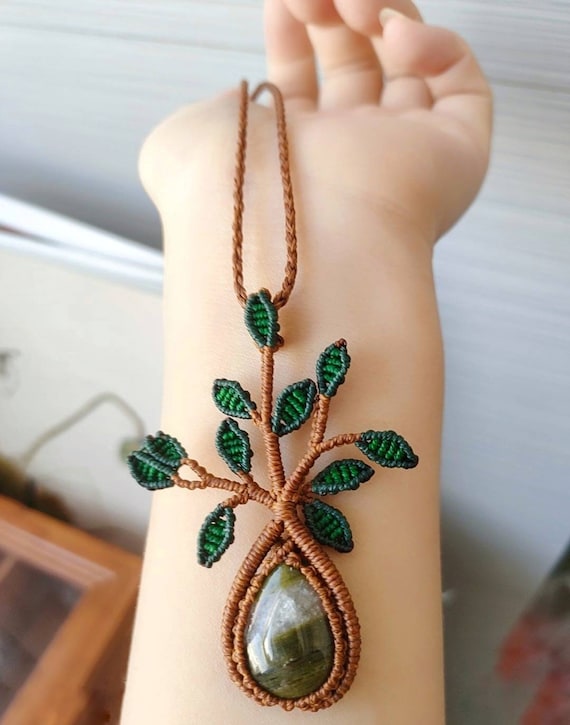 手作りのマクラメ生命の樹ネックレス（宝石付き） - ユニークな職人の