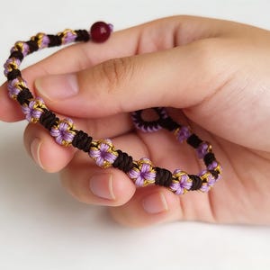 Samouczek wykonania bransoletki makramowej z kwiatami: Przyjazny dla początkujących (wzór w formacie PDF)