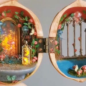 Pode incluir: Um diorama em miniatura dentro de uma casca de noz articulada com duas cenas conectadas. O lado esquerdo mostra uma biblioteca com estantes, um arco brilhante e pequenas figuras de águas-vivas. O lado direito exibe um portão de metal, cogumelos vermelhos e águas-vivas flutuantes.