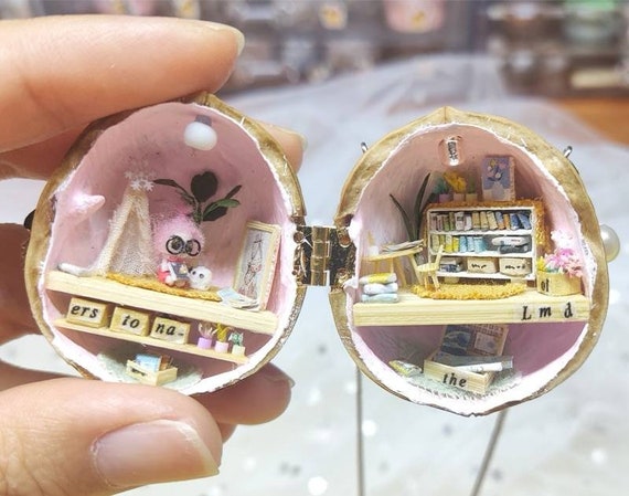 手作りのミニチュアクルミの殻の妖精の家：気まぐれなシーン - Etsy 日本